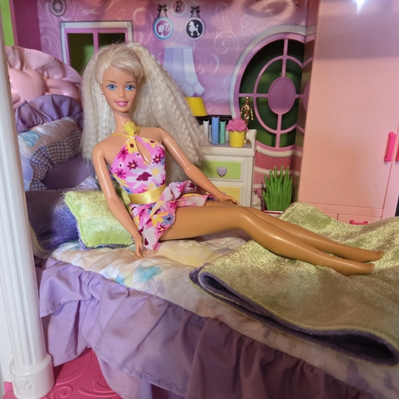 Barbie Other - 1997 Twirlin' Makeup Barbie